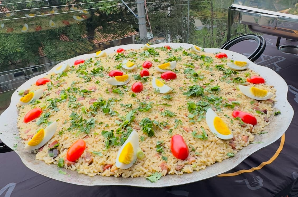 Arroz carreteiro decorado com ovos e tomate