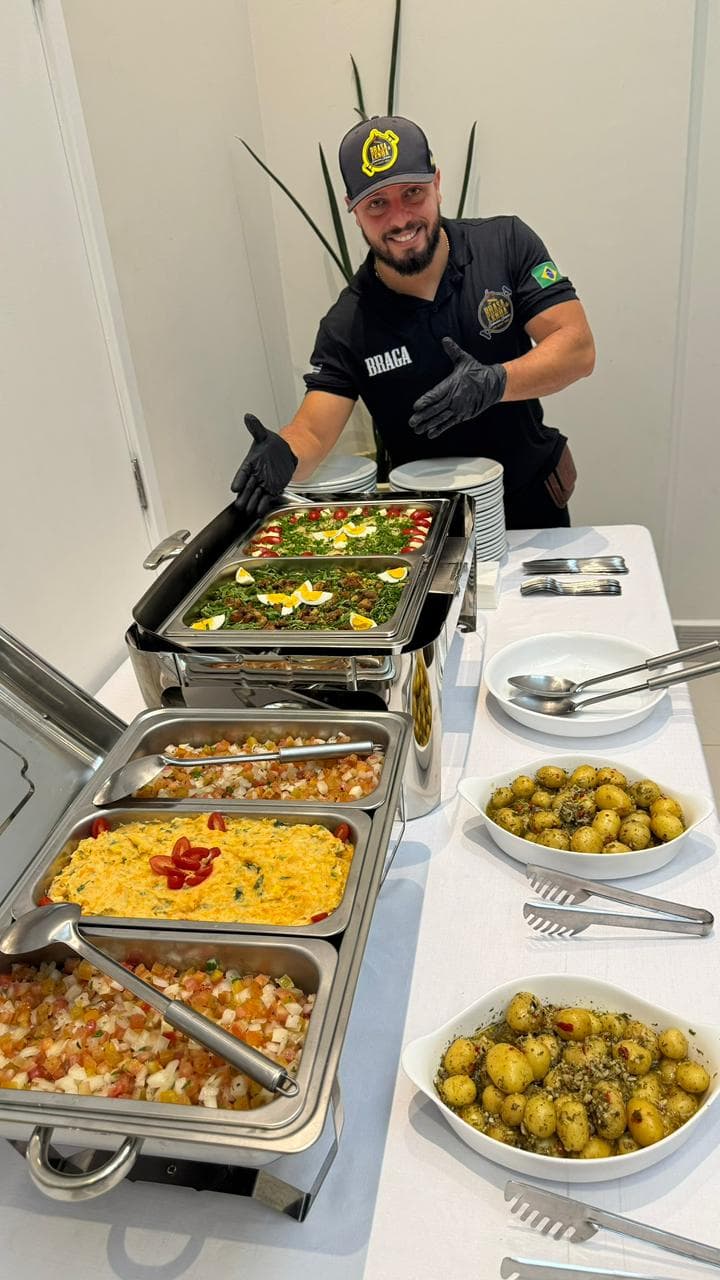 Buffet montado com saladas e acompanhamentos